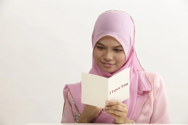 Mujer Malaya Con Tudung Celebración Amo Tarjeta Felicitación —  Fotos de Stock