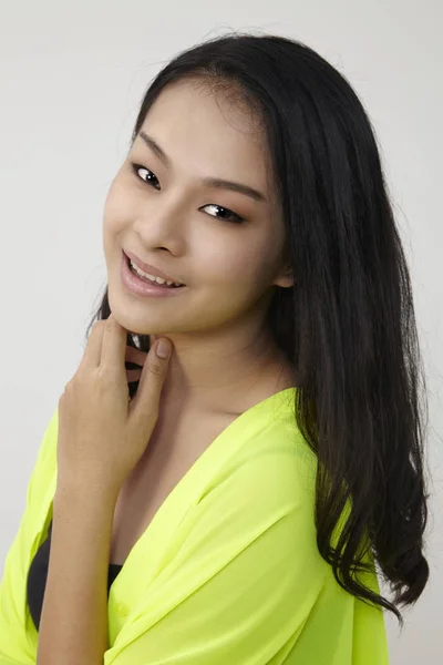 笑顔黄色のシャツで幸せを探してアジアの女性 — ストック写真