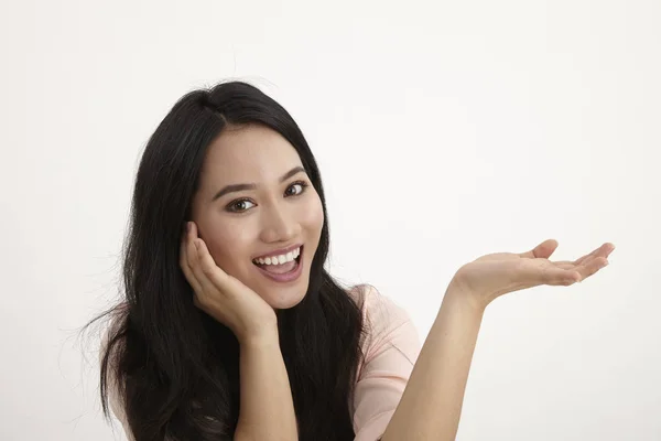 Porträt Einer Malaysischen Frau Die Die Kamera Blickt — Stockfoto