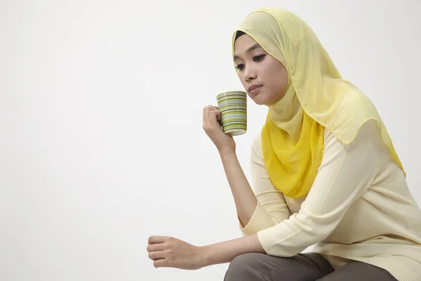 马来女子捧着一杯茶放松 — 图库照片