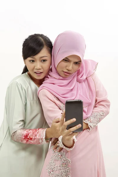 Zwei Glückliche Junge Muslimische Frauen Mit Smartphone — Stockfoto