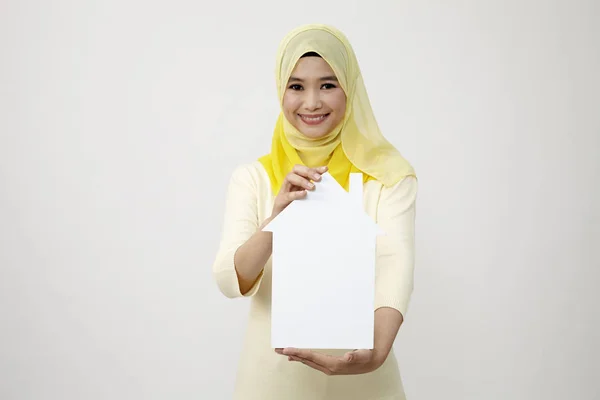 Malaiische Frau Hält Ein Aus Papier Ausgeschnittenes Weißes Haus — Stockfoto