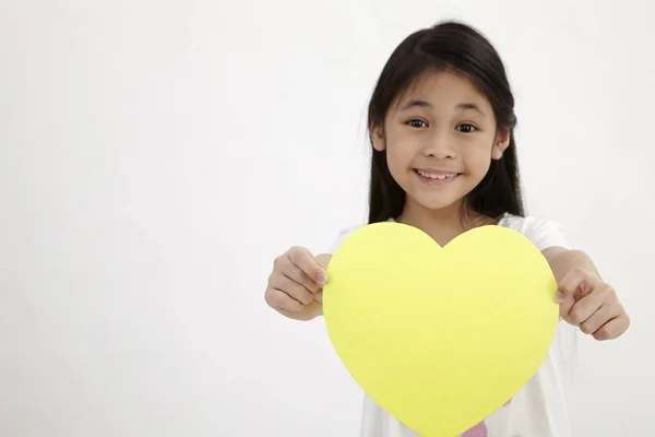 Kind Hält Gelbe Herzförmige Karte Auf Weißem Hintergrund — Stockfoto