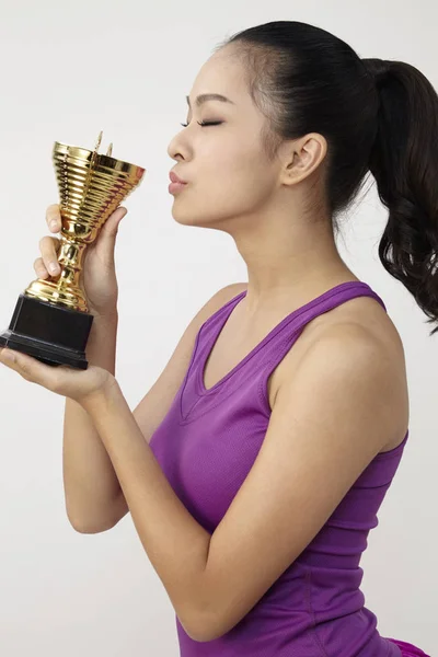 Mujer China Sosteniendo Trofeo Oro — Foto de Stock