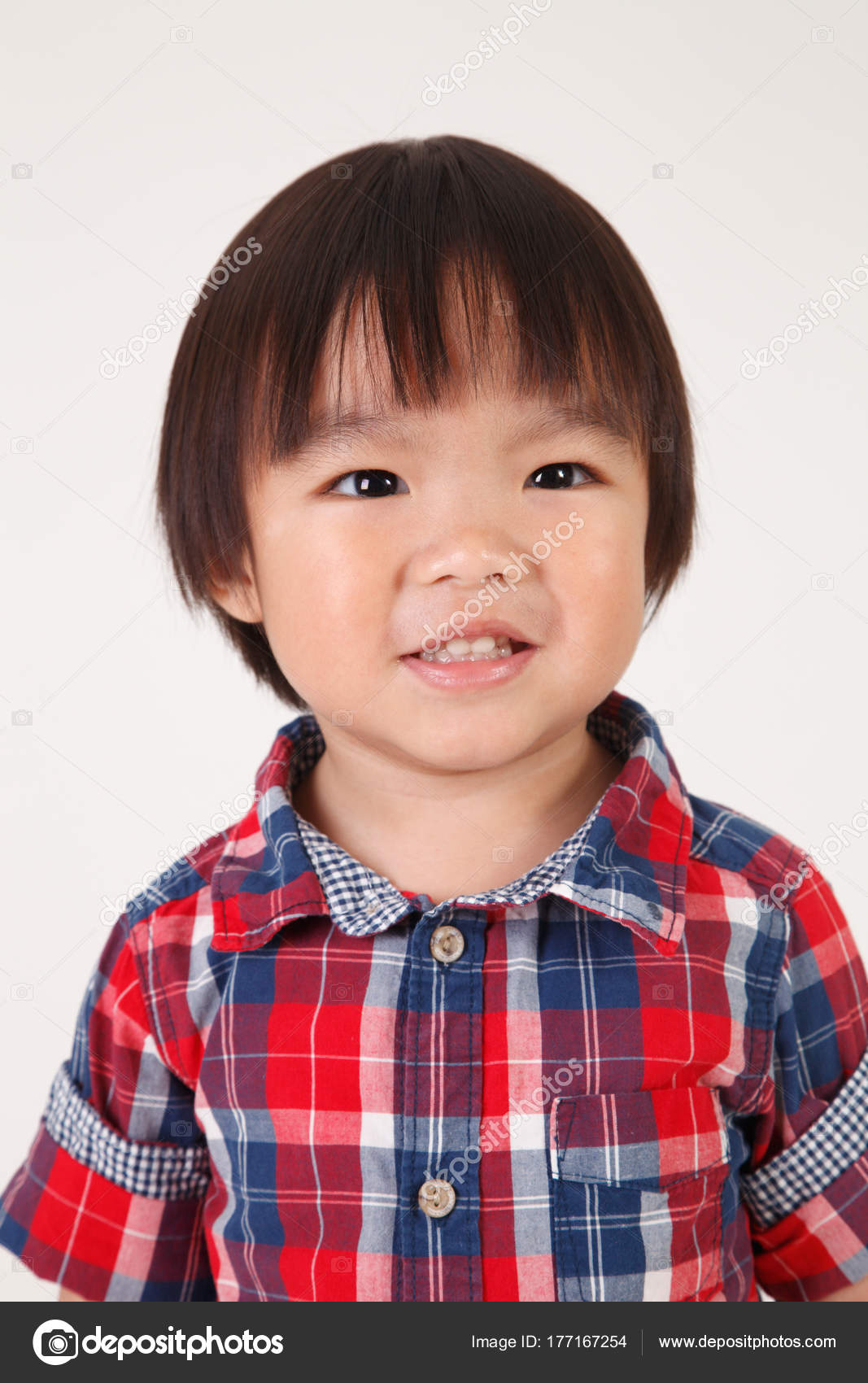 スタジオでポーズをとるかわいい中国男の子の肖像画 — ストック写真