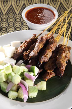 Malezya gıda satay kain songket üzerinde keupat ve salatalık ile