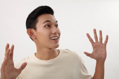 Malay adam hissediyorum sürpriz el ile açın