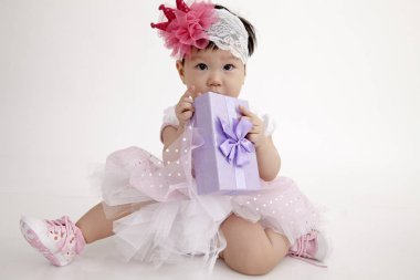 Çinli bebek parti elbise mor hediye kutusu ile 