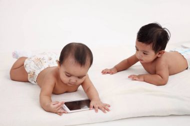 İki bebek akıllı telefon üzerinden mücadele