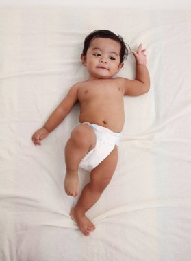 malay yürümeye başlayan çocuk üstten görünüm yatakta