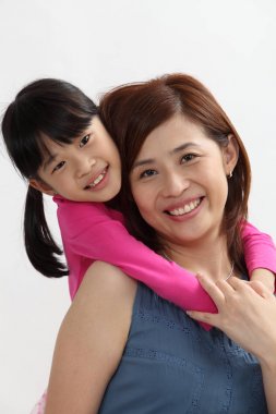 kızı arkadan sarılma anne