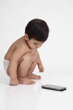 Dijital tablet studio poz ile küçük çocuk 