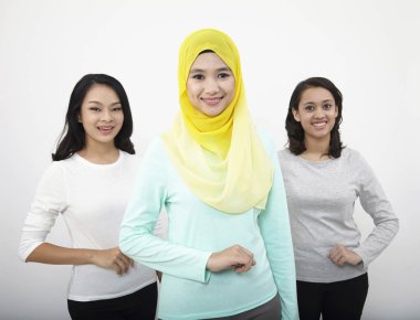  Üç multi ırksal Malezyalı kadın stüdyoda poz 