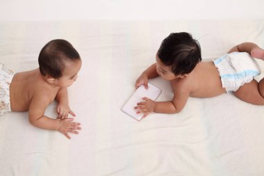 İki bebek akıllı telefon üzerinden mücadele