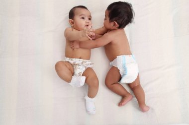 iki malay bebek studio poz birlikte 