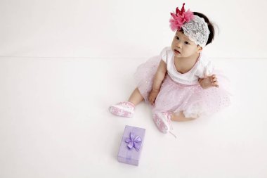 Çinli bebek parti elbise mor hediye kutusu ile 