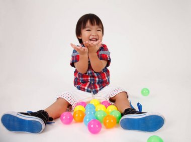 Çinli çocuk oynamaya ve surround topları tarafından