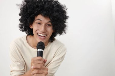 Kablosuz mikrofon tutan ve şarkı bir adam 