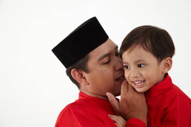 Baba ve oğul whisphering birbirlerine