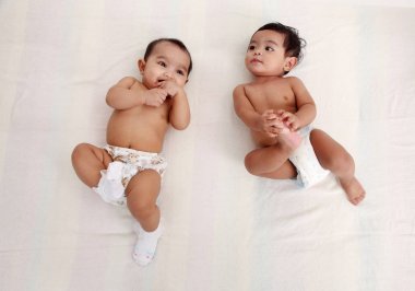 iki malay bebek studio poz birlikte 