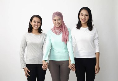 üç çok ırksal Malezya holding el kameraya bakıyor