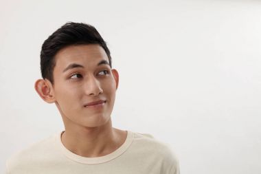 malay adam yukarı doğru bakan yakın çekim