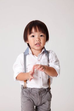 ayakta Çinli bir çocuk portresi