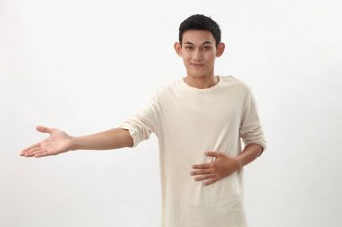 Malay el hareketi ile hoş geldiniz gösterilen genç