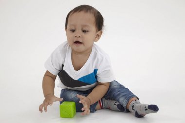 alfabe küp ile oynayan bebek