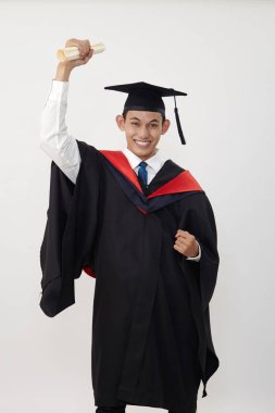 Genç mezun öğrenci sertifika tutan mutlu