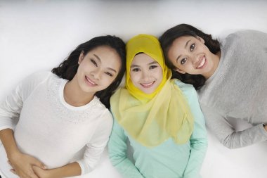  Üç multi ırksal Malezyalı kadın stüdyoda poz 