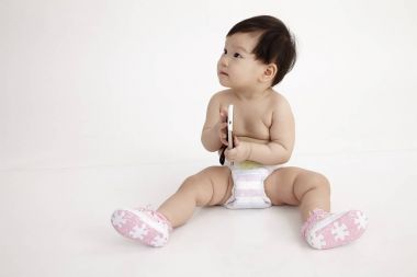 Bebek merak hollding ve akıllı telefon ile oynama