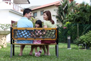 Geriye dönüp baktığımda tezgah birlikte oturan aile