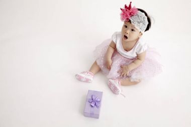 Çinli bebek parti elbise mor hediye kutusu ile 