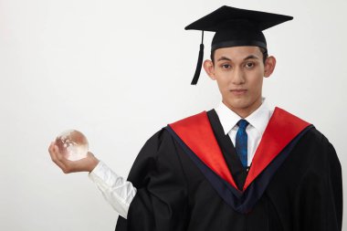 malay genç mezun öğrenci bir küre tutan 