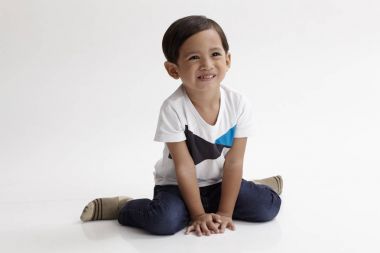 malay çocuk hakkında 3-6 yaşında oturma portre