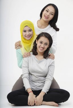  Üç multi ırksal Malezyalı kadın stüdyoda poz 