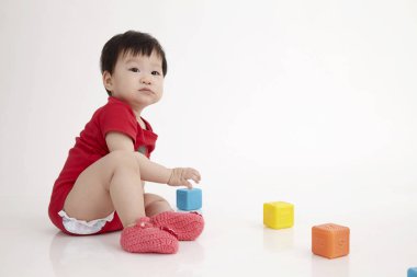 Çinli bebek alfabe blok ile oynamak