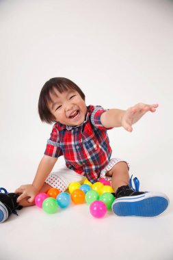 Çinli çocuğun kolunu yükselterek halletmeye çalışın 