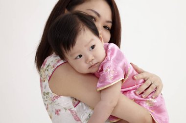 Çin anne kız bebeğini sarılma