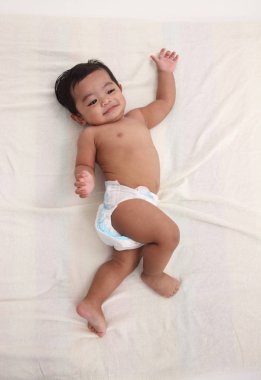 malay yürümeye başlayan çocuk üstten görünüm yatakta