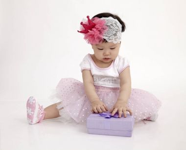 Çinli bebek parti elbise mor hediye kutusu ile 