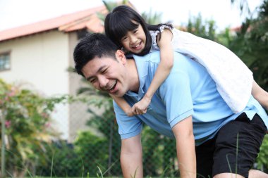 arka gülüyor, taşıma kızı baba