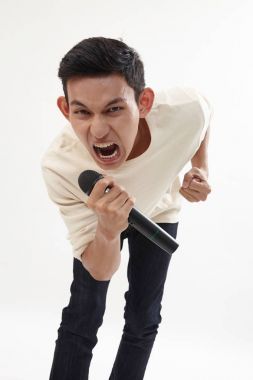 Kablosuz mikrofon tutan ve şarkı bir adam 