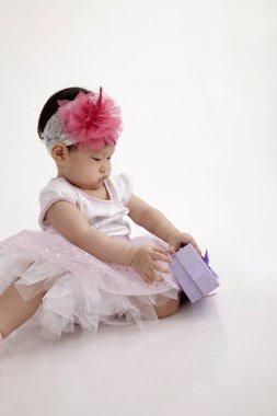 Çinli bebek parti elbise mor hediye kutusu ile 