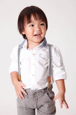 ayakta Çinli bir çocuk portresi