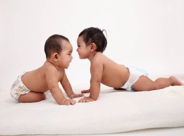 iki malay bebek studio poz birlikte 