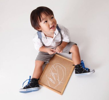 Çinli çocuğun Tebeşir tahtaya yazma Üstten Görünüm