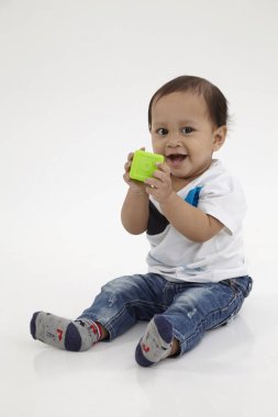 alfabe küp ile oynayan bebek