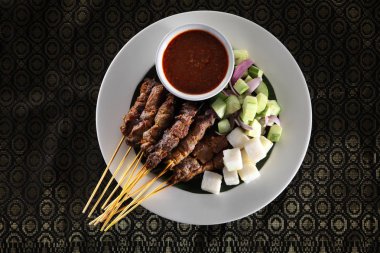 Malezya gıda satay kain songket üzerinde keupat ve salatalık ile